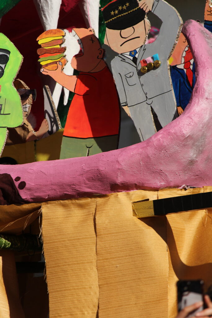 Photo du carnaval de Pont-en-Royans 2026 en Isère, montrant une scène de fête avec des participants costumés dans une ambiance conviviale.