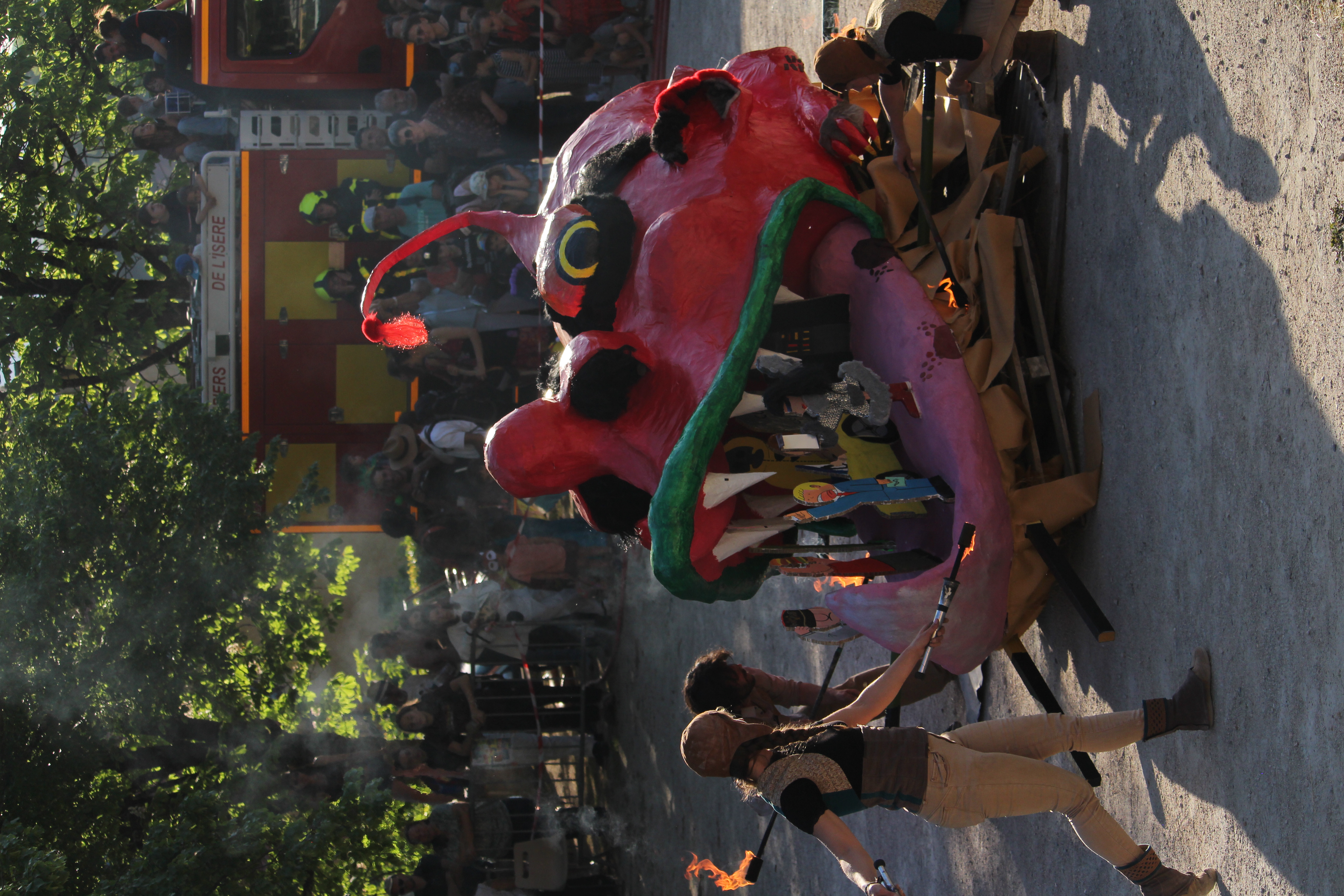 Photo du carnaval de Pont-en-Royans 2026 en Isère, montrant une scène de fête avec des participants costumés dans une ambiance conviviale.
