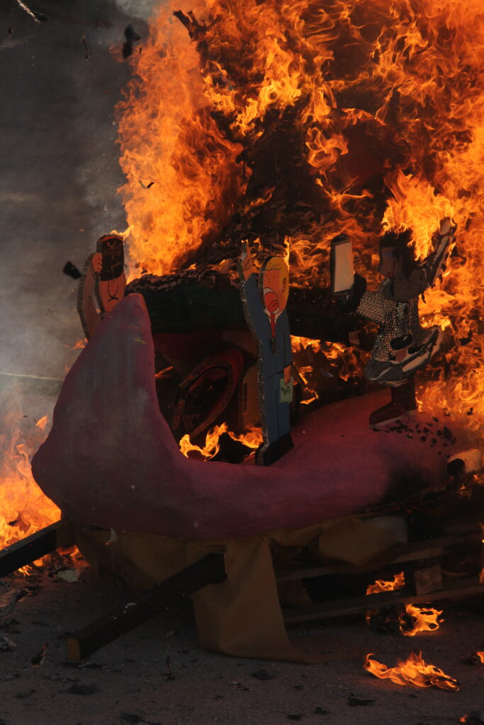 Photo du carnaval de Pont-en-Royans 2026 en Isère, montrant une scène de fête avec des participants costumés dans une ambiance conviviale.