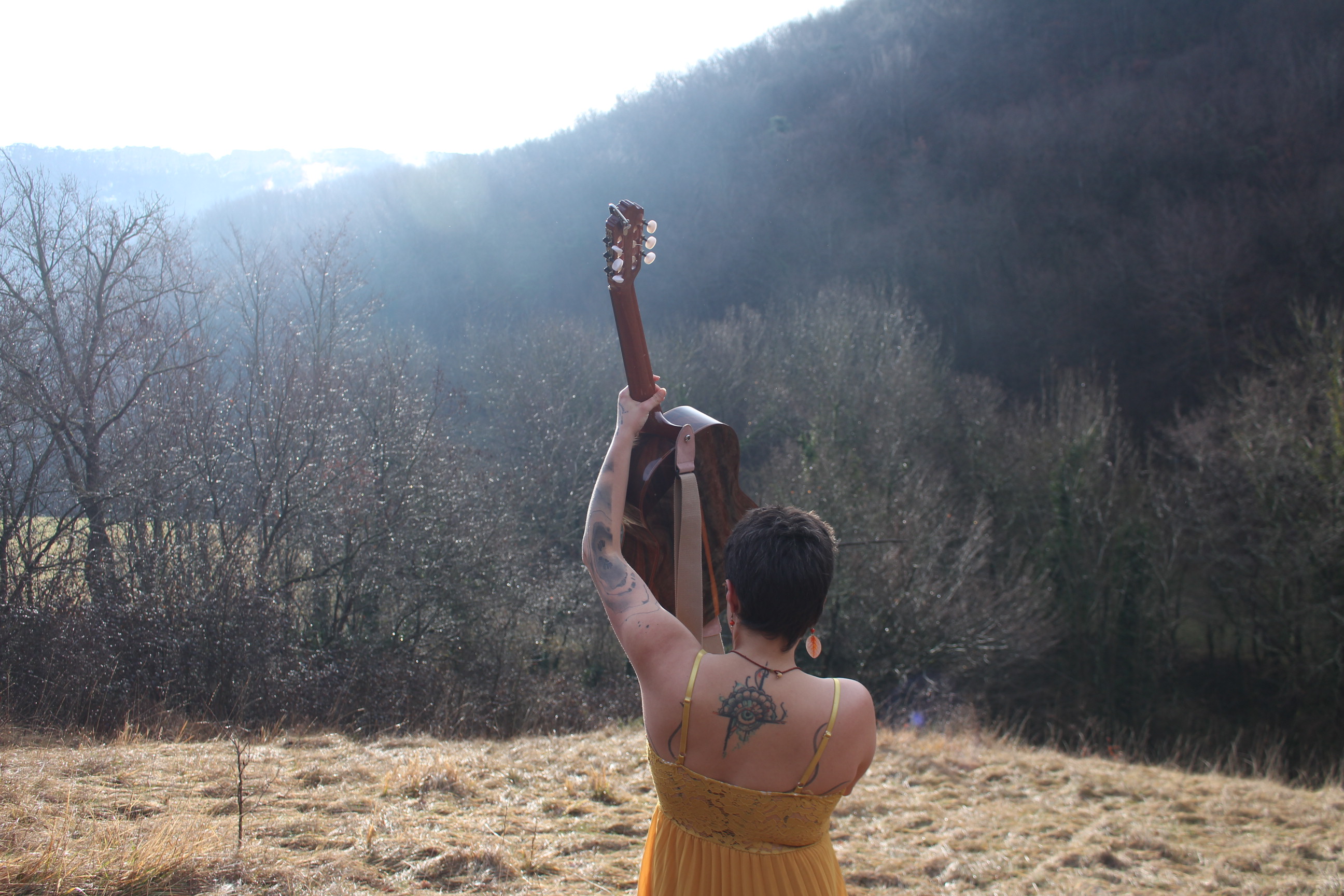 Portrait professionnel d'une artiste chanteuse dans la Drôme – photographie en nature