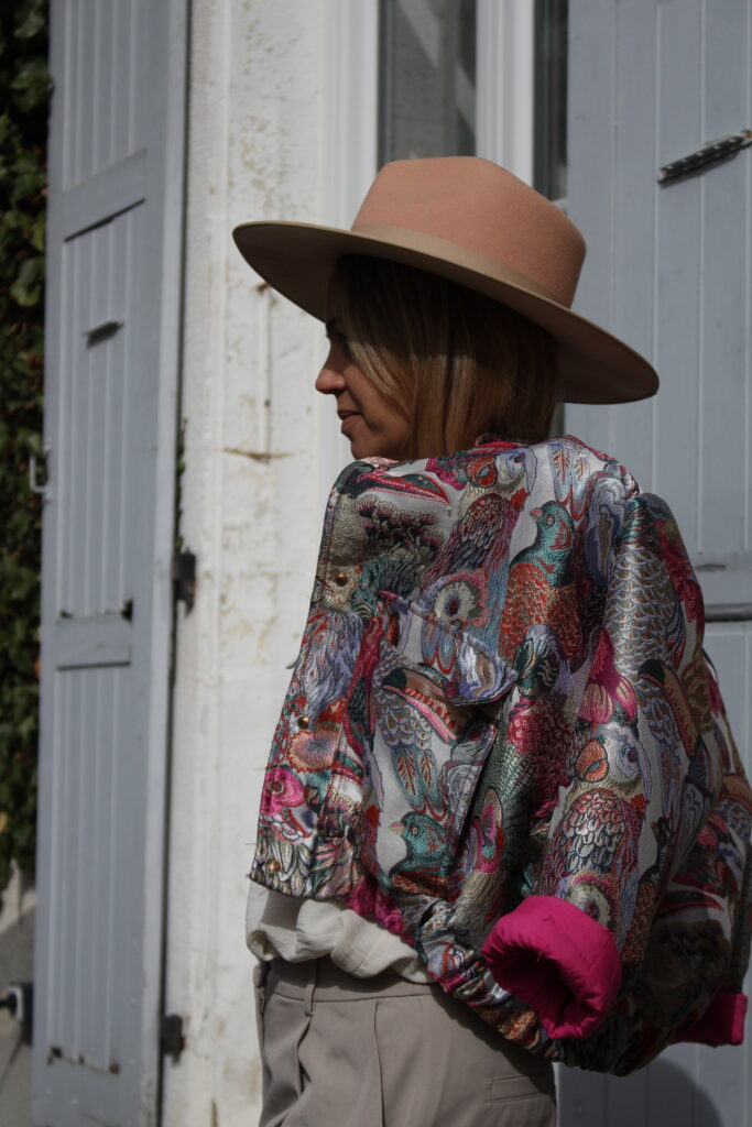 Portrait professionnel d'une artisane décoratrice en Isère – photographie dans son atelier.