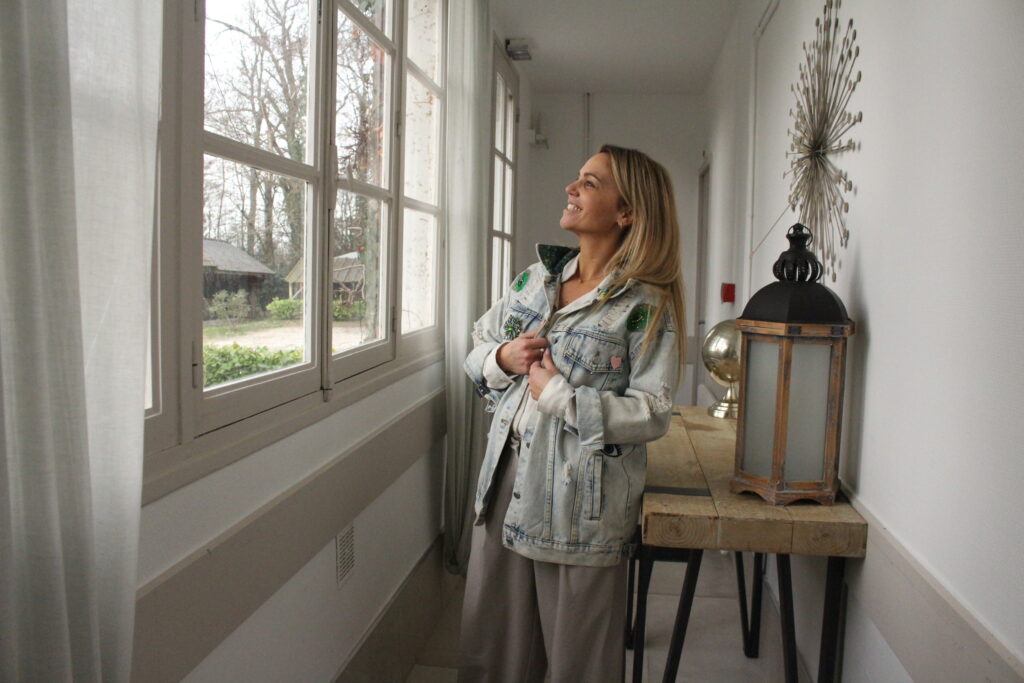 Portrait professionnel d'une artisane décoratrice en Isère – photographie dans son atelier.