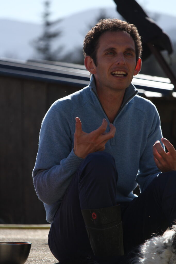 Portrait professionnel d'un géobiologue en Isère – photographie en immersion pendant un rendez-vous client.