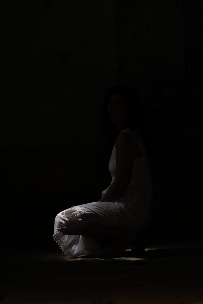 Séance portrait en extérieur au Château de l’Arthaudière à Saint-Bonnet-de-Chavagne.