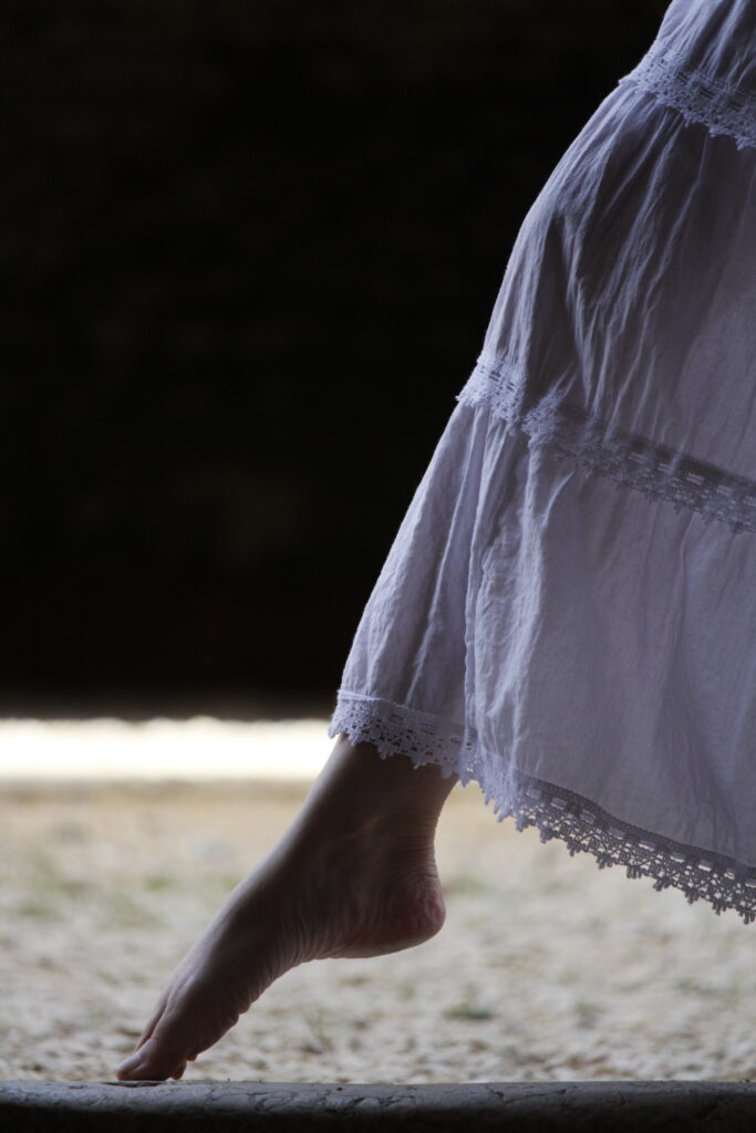 Séance portrait en extérieur au Château de l’Arthaudière à Saint-Bonnet-de-Chavagne.